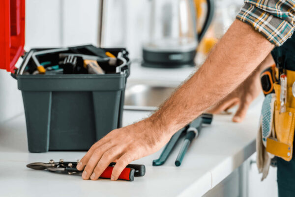 professional-handyman-at-work-33bs4caa9px3i3dr
